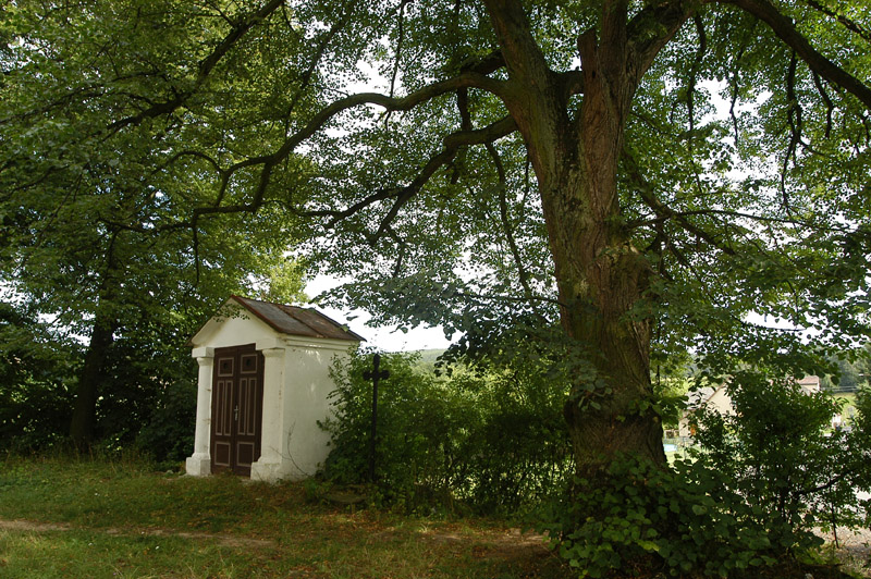U kostela